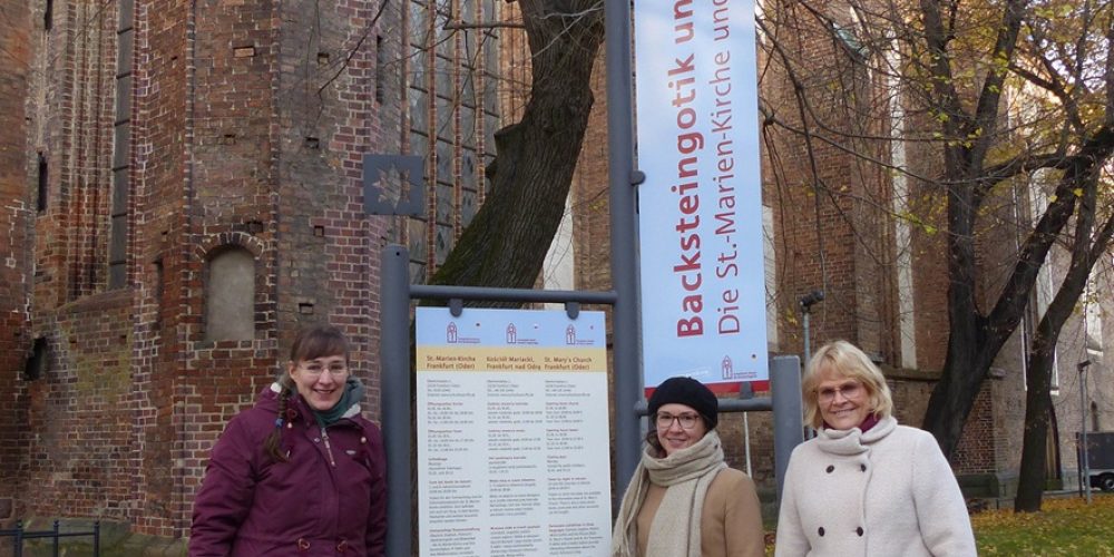 The first Brick Gothic information signs in front of Frankfurt’s Marienkirche (St. Mary’s Church)